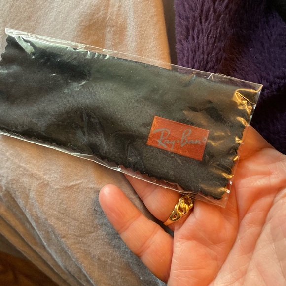 Glass case with cloth still in wrap - Picture 3 of 5